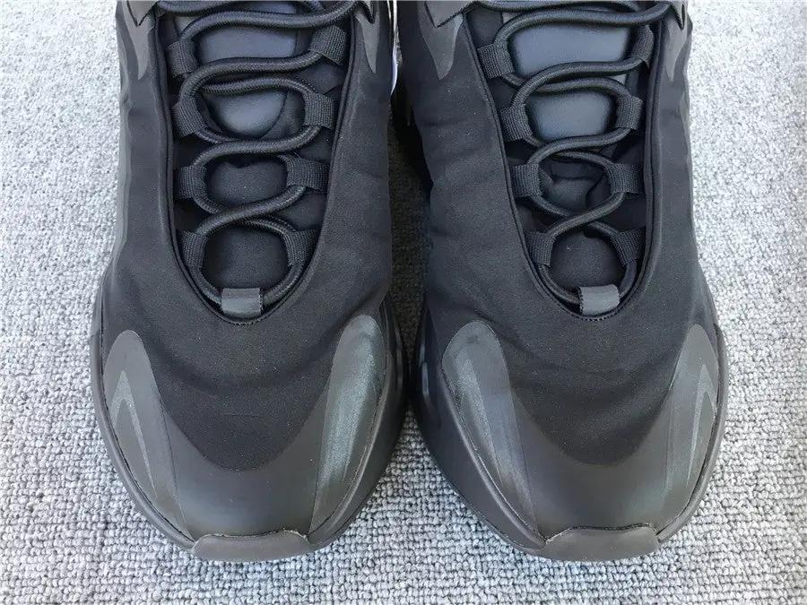 Yeezy 700 Black tenisice — detalj
