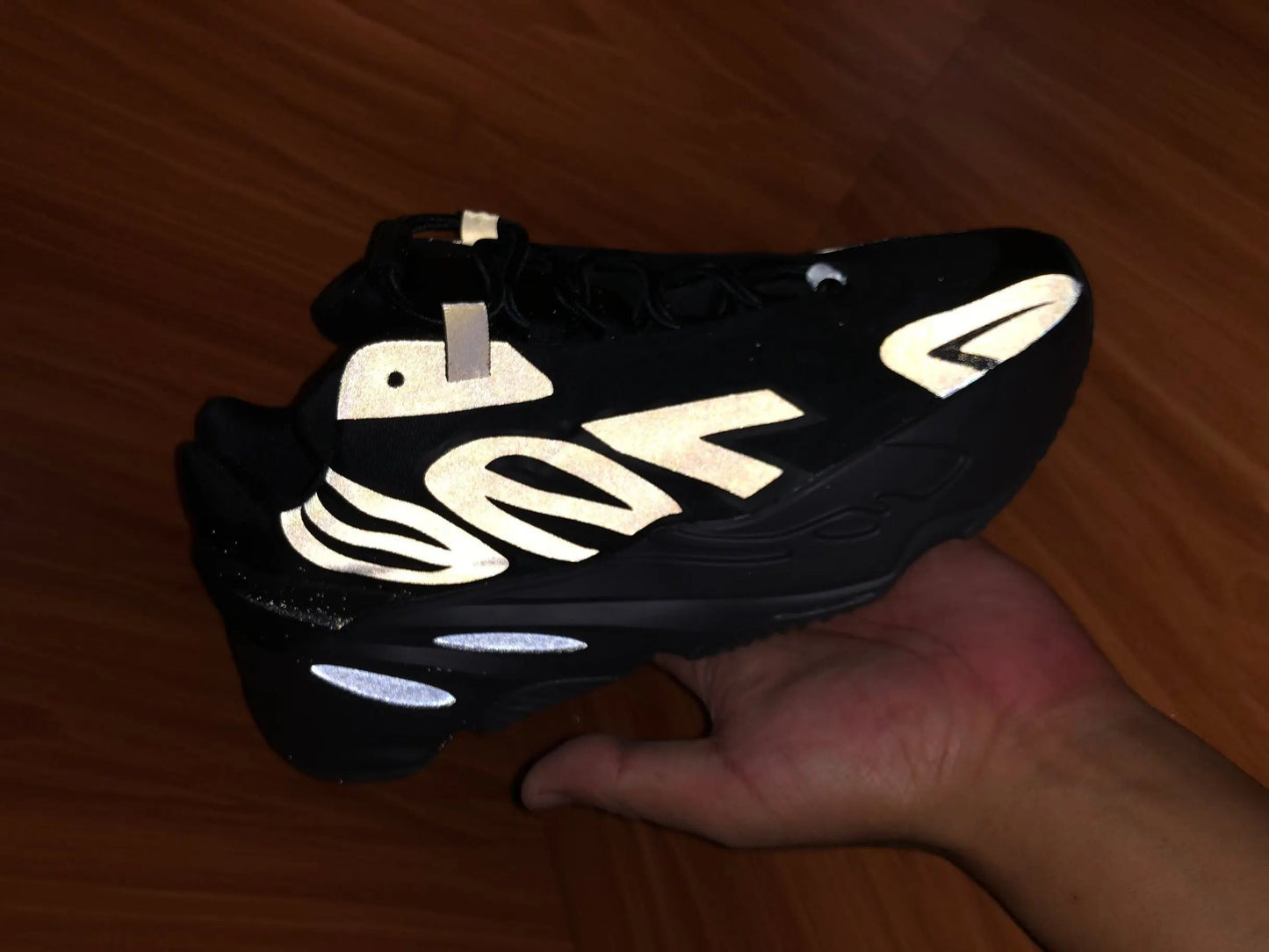 Yeezy 700 Black tenisice — prednji prikaz