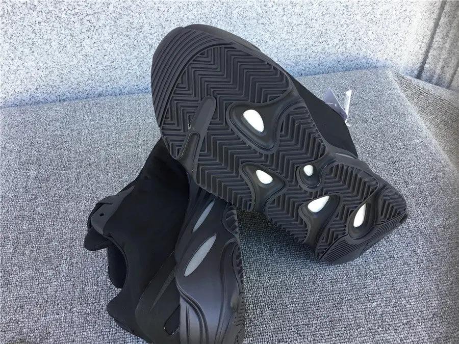 Yeezy 700 Black tenisice — straga