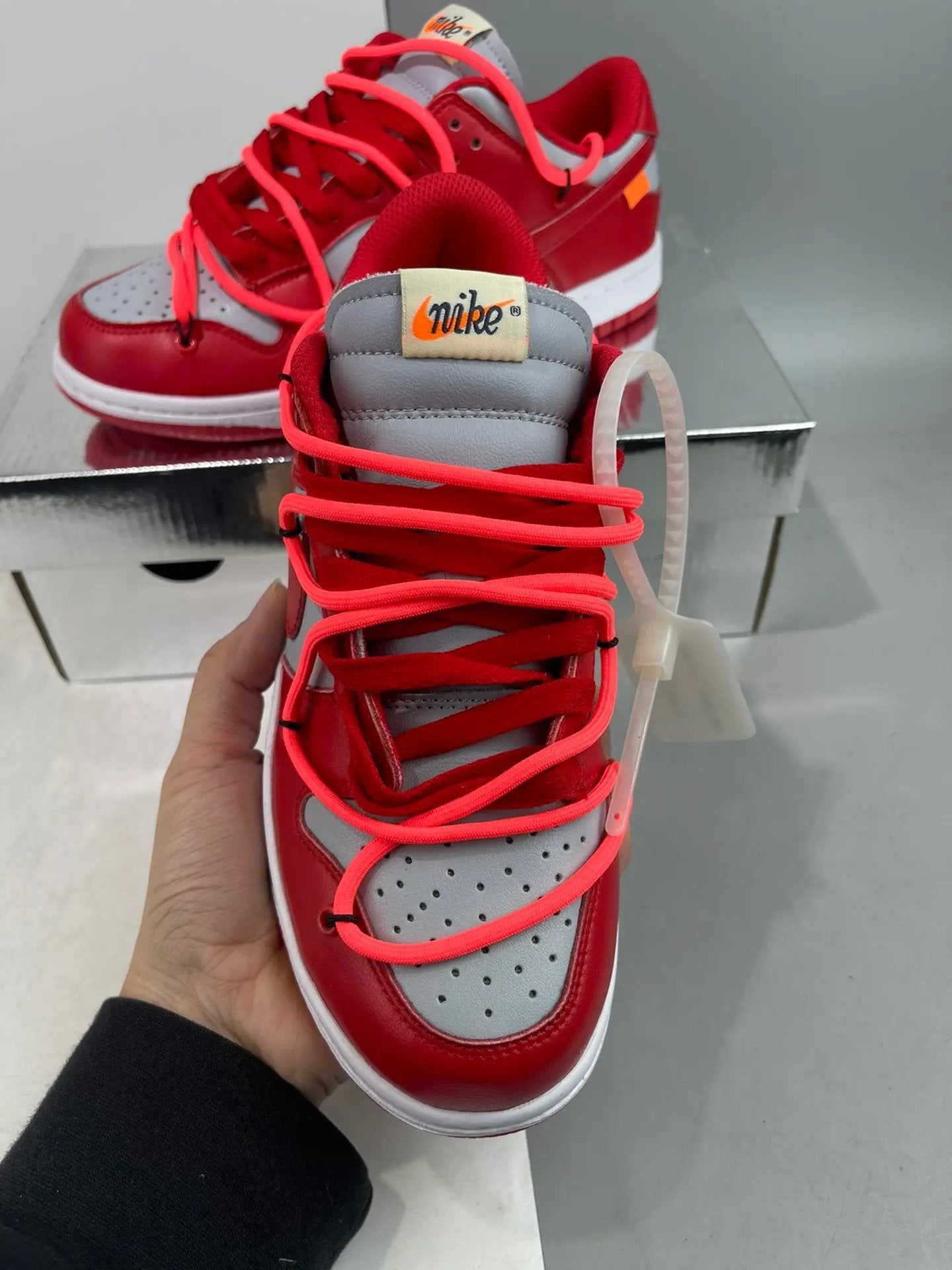 Off White Dunk red tenisice — detalj