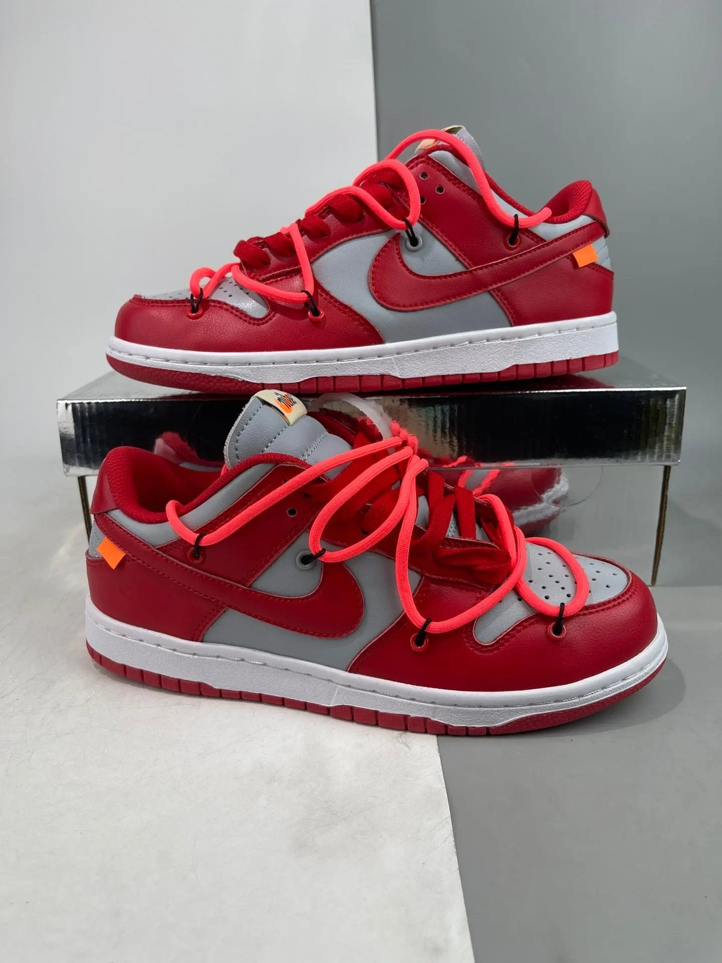 Off White Dunk red tenisice — prednji prikaz