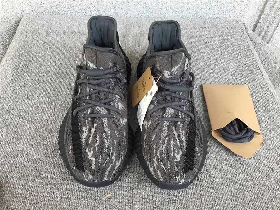 Yeezy 350 V2 Mx Rock tenisice — prednji prikaz