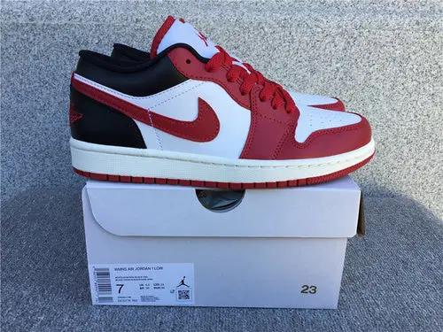 Air Jordan 1 Low "Chicago Bulls tenisice — bočni prikaz