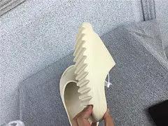 Yeezy Slide Bone natikače — detalj