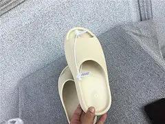 Yeezy Slide Bone natikače — gornji prikaz