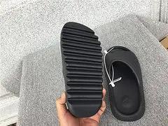 Yeezy Slide Black natikače — gornji prikaz