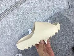 Yeezy Slide Bone natikače — prednji prikaz