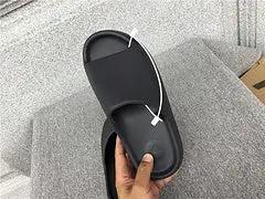 Yeezy Slide Black natikače — straga