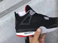 Air Jordan 4 Bred tenisice — prednji prikaz
