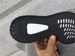 Yeezy Boost 350 v2 Mono Black tenisice — detalj
