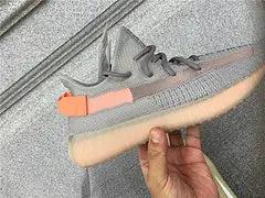 Yeezy350 V2 True Form tenisice — prednji prikaz