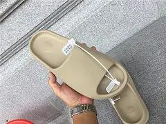 Yeezy Slide natikače — prednji prikaz