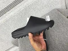 Yeezy Slide Black natikače — detalj