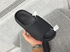 Yeezy Slide Black natikače — prednji prikaz